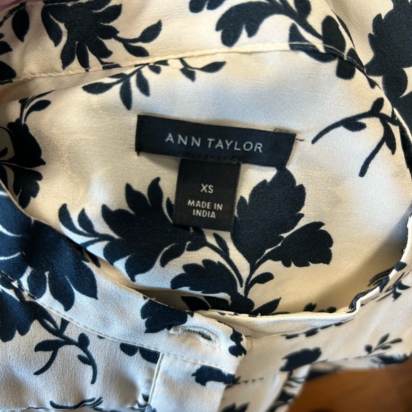 Ann Taylor Floral Navy and White Women's Top - Picture 2 of 2
